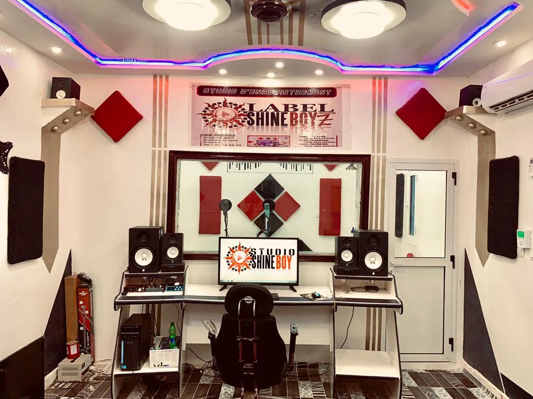 Cabine d'enregistrement du studio SHINE BOYZ avec ordinateur et enceintes